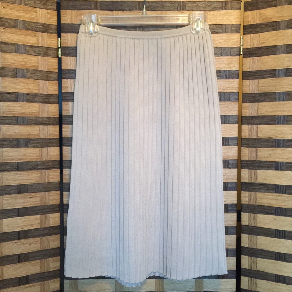 J & M Davidson Beige Pleated Knit Skirt, Size M